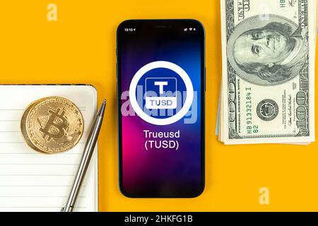 Charkow, Ukraine - 31. Januar 2022: TrueUSD-Münzsymbol. Handel mit Kryptowährung, digitales und virtuelles Geld, Banking mit Mobiltelefon-Konzept. Bus Stockfoto