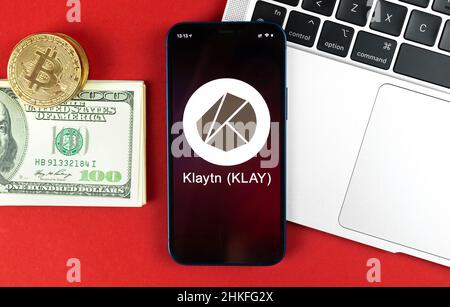 Charkow, Ukraine - 31. Januar 2022: Klaytn Klayu-Münzsymbol. Handel mit Kryptowährung, digitales und virtuelles Geld, Banking mit Mobiltelefon-Konzept. Stockfoto