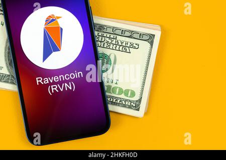 Charkow, Ukraine - 31. Januar 2022: Ravencoin RVN-Symbol. Handel mit Kryptowährung, digitales und virtuelles Geld, Banking mit Mobiltelefon-Konzept. Bu Stockfoto