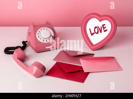 Valentinstag-Konzept. Retro-Telefon mit abstehendem Hörer auf dem Tisch mit herzförmigen Spiegel und Umschlägen für Liebesbriefe. Hochwertige Fotos Stockfoto