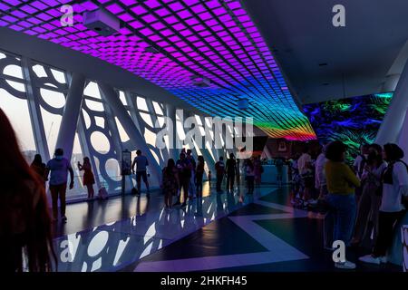 Dubai, VAE, 27.09.21. Dubai Frame Innenansicht der Aussichtsplattform mit Glasboden, auf der Touristen Fotos machen und bunte Dachbeleuchtungen. Stockfoto