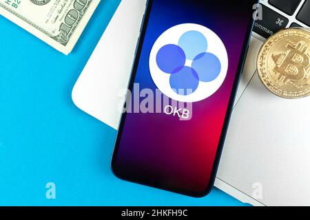 Charkow, Ukraine - 31. Januar 2022: OKB-Münzsymbol. Handel mit Kryptowährung, digitales und virtuelles Geld, Banking mit Mobiltelefon-Konzept. Unternehmen Stockfoto