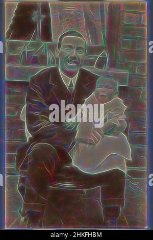 Inspiriert von Portrait eines unbekannten Mannes mit einem Baby, Großbritannien, 1907 - c.. 1915, Höhe 135 mm × Breite 86 mm, neu gestaltet von Artotop. Klassische Kunst neu erfunden mit einem modernen Twist. Design von warmen fröhlichen Leuchten der Helligkeit und Lichtstrahl Strahlkraft. Fotografie inspiriert von Surrealismus und Futurismus, umarmt dynamische Energie der modernen Technologie, Bewegung, Geschwindigkeit und Kultur zu revolutionieren Stockfoto