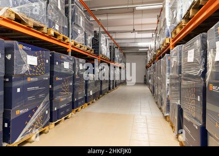 Minsk, Weißrussland - 05. Jan 2022: Foto eines Lagers mit großen Boxen in den Regalen. Stockfoto