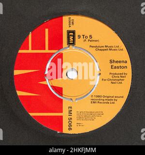 9 bis 5, gesungen von Sheena Easton, ein Stock-Foto der 7' Single Vinyl 45 UpM Platte Stockfoto