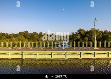 Frankreich, Loiret, Loire-Tal, das von der UNESCO zum Weltkulturerbe erklärt wurde, Loire-Radweg, Loire mit dem Fahrrad, Briare, Briare-Kanalbrücke, die 45 Meter über der Loire verläuft Stockfoto