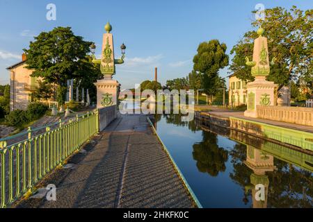 Frankreich, Loiret, Loire-Tal, das von der UNESCO zum Weltkulturerbe erklärt wurde, Loire-Radweg, Loire mit dem Fahrrad, Briare, Briare-Kanalbrücke, die 45 Meter über der Loire verläuft Stockfoto