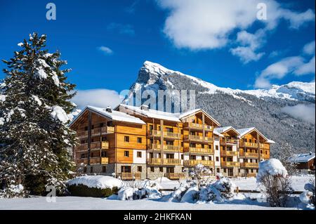 Frankreich, Haute-Savoie (74), Chablais-Massiv, Samoëns, Grand Massif, Hotelresidenz mit dem Berg Criou im Hintergrund (2 227m) Stockfoto