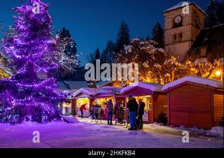 Frankreich, Haute-Savoie (74), Chablais-Massiv, Samoëns, Grand Massif, Weihnachtsmarkt im Dorfzentrum Stockfoto