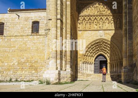 Spanien, Kastilien und León, La Meseta, Villalcazar de Sirga, Wanderung auf dem Camino Francés, spanische Pilgerroute nach Santiago de Compostela, UNESCO-Weltkulturerbe, Kirche Santa Maria la Blanca, die im 12th. Jahrhundert von den Tempelrittern erbaut wurde Stockfoto