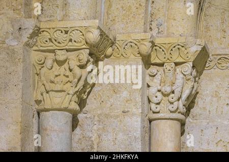 Spanien, Kastilien und León, La Meseta, Carrion de los Condes, Bühne auf dem Camino Francés, spanische Pilgerroute nach Santiago de Compostela, UNESCO-Weltkulturerbe, Kloster San Zoilo Cluniac, gegründet im 10th. Jahrhundert, Hauptstädte des romanischen Eingangstors der Kirche Stockfoto