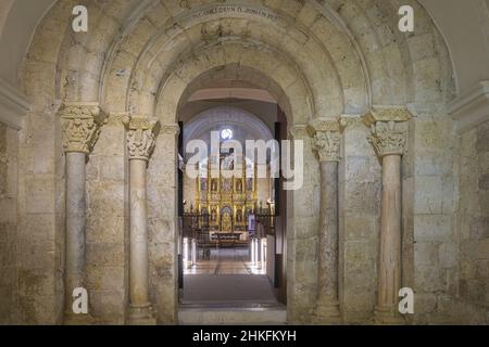 Spanien, Kastilien und León, La Meseta, Carrion de los Condes, Bühne auf dem Camino Francés, spanische Pilgerroute nach Santiago de Compostela, UNESCO-Weltkulturerbe, Kloster San Zoilo Cluniac, gegründet im 10th. Jahrhundert, romanischer Eingang der Kirche und großes Altarbild Stockfoto