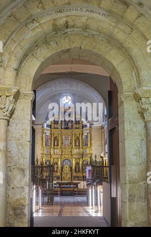 Spanien, Kastilien und León, La Meseta, Carrion de los Condes, Bühne auf dem Camino Francés, spanische Pilgerroute nach Santiago de Compostela, UNESCO-Weltkulturerbe, Kloster San Zoilo Cluniac, gegründet im 10th. Jahrhundert, romanischer Eingang der Kirche und großes Altarbild Stockfoto