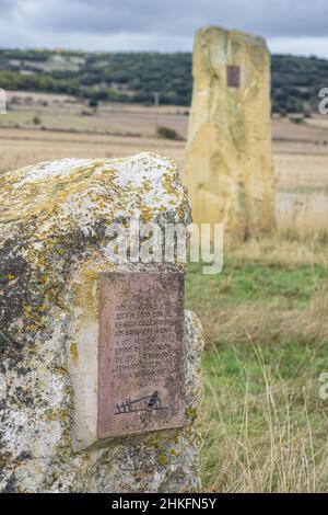 Spanien, Kastilien und León, Atapuerca, Dorf am Camino Francés, spanische Pilgerroute nach Santiago de Compostela, UNESCO-Weltkulturerbe, stehende Steine zu Ehren des Grabungsteams der prähistorischen Stätte Sierra de Atapuerca (UNESCO-Weltkulturerbe) Stockfoto