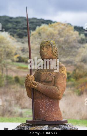 Spanien, Kastilien und León, Atapuerca, Dorf am Camino Francés, spanische Pilgerroute nach Santiago de Compostela, UNESCO-Weltkulturerbe, Skulptur des Homo-Vorgängers, entdeckt in der prähistorischen Stätte Sierra de Atapuerca (UNESCO-Weltkulturerbe) Stockfoto