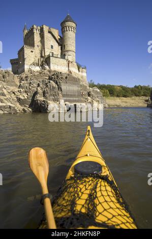 Frankreich, Haute-Loire (43), Wandern, Kajakfahren in Wandergebiet im Loire-Tal, auf dem See des Grangent Staudamms, Durchgang am Fuße des Schlosses von Roche, Saint-Priest Stockfoto