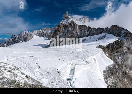 Der Geant-Gletscher im Massiv des Mont Blanc; im Hintergrund der Gipfel des Dent du Géant (Alpen, zwischen Frankreich und Italien) Stockfoto