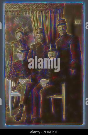 Inspiriert von Portrait of five unknown men in uniform, American Automatic Fotografie, Amsterdam, 2-Oct-1914, Gelatine silver Print, Höhe 135 mm × Breite 86 mm, neu gestaltet von Artotop. Klassische Kunst neu erfunden mit einem modernen Twist. Design von warmen fröhlichen Leuchten der Helligkeit und Lichtstrahl Strahlkraft. Fotografie inspiriert von Surrealismus und Futurismus, umarmt dynamische Energie der modernen Technologie, Bewegung, Geschwindigkeit und Kultur zu revolutionieren Stockfoto