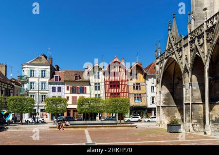 Frankreich, Aube, Troyes, Place Vernie, Basilika Saint Urbain und Rue Georges Clemenceau mit Fachwerkhaus oder Holzhaus Stockfoto