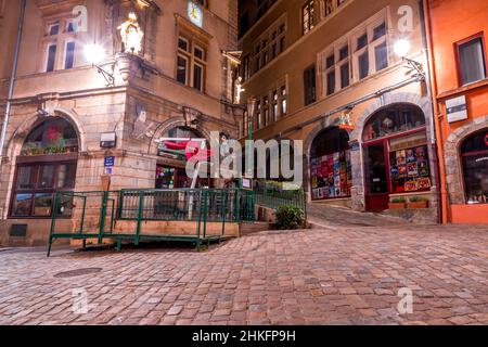 Lyon, Frankreich - 25. Januar 2022: Blick auf die Straße und Gebäude bei Nacht in der Altstadt von Lyon (Vieux Lyon), Frankreich. Stockfoto