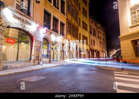 Lyon, Frankreich - 26. Januar 2022: Blick auf die Straße und Gebäude bei Nacht in der Altstadt von Lyon (Vieux Lyon), Frankreich. Stockfoto