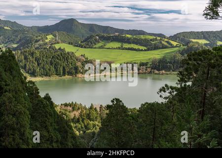 Der Krater-See Lagoa das Furnas in der gleichnamigen Vulkankaldera auf der Insel Sao Miguel (Azoren, Portugal) Stockfoto