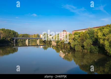 Spanien, La Rioja, Logrono, Bühne auf dem Camino Francés, spanische Pilgerroute nach Santiago de Compostela, UNESCO-Weltkulturerbe, Eiserne Brücke über den Ebro und Casa de las Ciencias Stockfoto