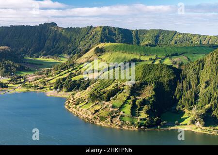 Die Lagoa Azul im Vulkankaldera Sete Cidades; die Caldeira do Alferes im Hintergrund (Sao Miguel, Azoren, Portugal) Stockfoto