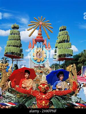 Thailand. Bangkok. Blumenfest. Frauen mit Sonnenschirmen reiten auf dem Festwagen. Stockfoto