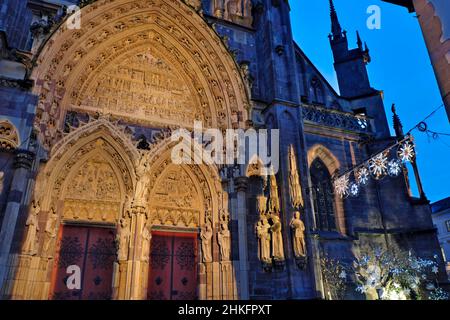 Frankreich, Haut Rhin, Thann, Place Joffre, Stiftskirche St. Thiebaut aus dem 14th. Jahrhundert, großes Tor, Beleuchtung, Weihnachtsmarkt Stockfoto