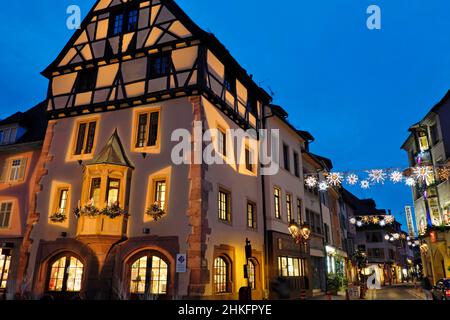 Frankreich, Haut Rhin, Thann, Place Joffre, Fachwerkhaus, Fremdenverkehrsbüro, Erker, Weihnachtsbeleuchtung Stockfoto