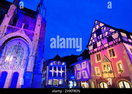 Frankreich, Haut Rhin, Thann, Place Joffre, Stiftskirche St. Thiebaut, Fachwerkhaus, Fremdenverkehrsbüro, Erker, Weihnachtsbeleuchtung Stockfoto