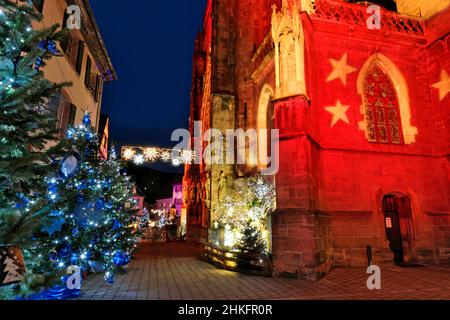 Frankreich, Haut Rhin, Thann, Place Joffre, Stiftskirche St. Thiebaut, Weihnachtsbaum, Beleuchtung, Weihnachtsmarkt Stockfoto