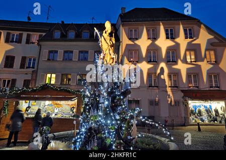 Frankreich, Haut Rhin, Thann, Place Saint Thiebaut, Brunnen Saint Thiebaut, Markt und Weihnachtsbeleuchtung Stockfoto