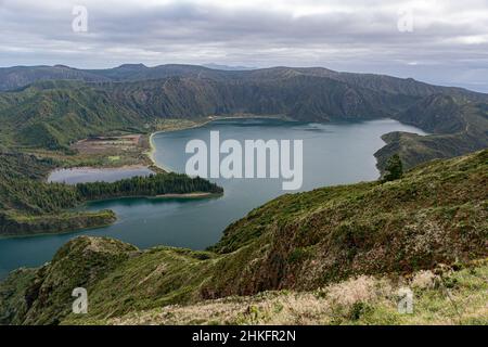 Panoramablick auf die Lagoa do Fogo in der Vulkankaldera des Vulkans Agua de Pau auf der Insel Sao Miguel (Azoren, Portugal) Stockfoto