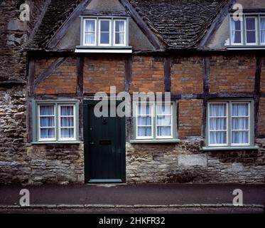 Vereinigtes Königreich. England. Wiltshire. Lacock. Fachwerkhaus in der High Street. Stockfoto