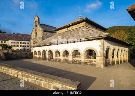 Spanien, Navarra, Roncesvalles, Bühne auf dem Camino Francés, spanische Pilgerroute nach Santiago de Compostela, UNESCO-Weltkulturerbe, Königliches Kollegium von Roncesvalles im 12th. Jahrhundert gegründet, Santiago-Kapelle links und Sancti Spiritus-Kapelle oder Silo von Karl dem Großen rechts Stockfoto