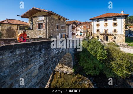 Spanien, Navarra, Zubiri, Wanderung auf dem Camino Francés, spanische Pilgerroute nach Santiago de Compostela, UNESCO-Weltkulturerbe, Puente de la Rabia, mittelalterliche Brücke über rio Arga Stockfoto