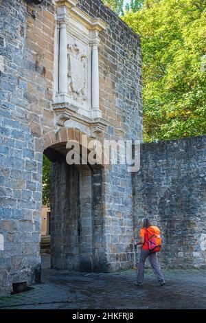 Spanien, Navarra, Pamplona (Iruña), Etappe auf dem Camino Francés, spanische Pilgerroute nach Santiago de Compostela, UNESCO-Weltkulturerbe, Tor von Frankreich oder Tor von Zumalacarregui, das seit dem Mittelalter von Pilgern genutzt wird, die nach Pamplona kommen Stockfoto