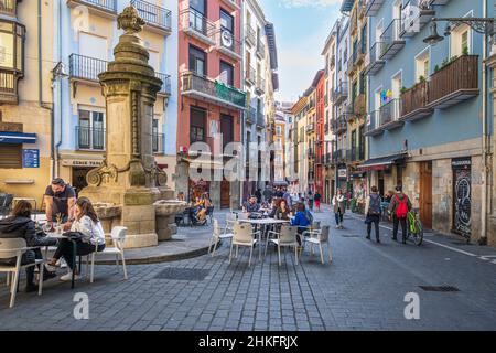 Spanien, Navarra, Pamplona (Iruña), Bühne auf dem Camino Francés, spanische Pilgerroute nach Santiago de Compostela, UNESCO-Weltkulturerbe, belebte Straße des historischen Zentrums Stockfoto