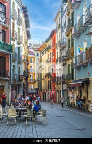 Spanien, Navarra, Pamplona (Iruña), Bühne auf dem Camino Francés, spanische Pilgerroute nach Santiago de Compostela, UNESCO-Weltkulturerbe, belebte Straße des historischen Zentrums Stockfoto