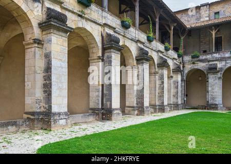 Frankreich, Gironde, La Reole, Stadt der Kunst und Geschichte, Bühne auf der Via Lemovicensis oder Vezelay Weg, einer der wichtigsten Wege nach Santiago de Compostela, Kreuzgang des Benediktinerklosters Saint-Pierre de La Reole Stockfoto