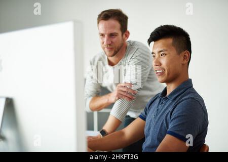 Vorausschauend planen. Eine kurze Aufnahme von zwei Designern, die in einem Büro an einem Projekt arbeiten. Stockfoto