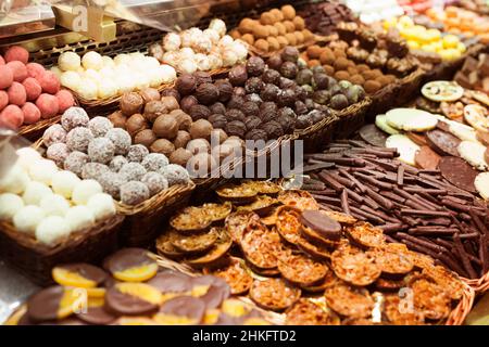 Leckere Schokoladenbonbons auf der Theke Stockfoto