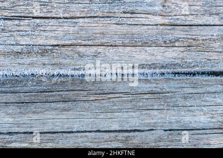 Blass verblasst braun und kühl blau reclaimed Kiefernholz Oberfläche mit alten Brettern aufgereiht. Verwitterte Holzbretter an einer Wand oder Bodenstruktur. Neutral Stockfoto