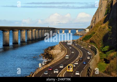 Frankreich, Réunion Island (französisches Überseedepartement), La Possession, die alte Nationalstraße, die noch immer von Steinschlag bedroht ist, rechts und die Neue Küstenstraße links (Nouvelle Route du Littoral - NRL), 5,4 km langes Seeviadukt zwischen der Hauptstadt Saint-Denis und dem wichtigsten Handelshafen im Westen Stockfoto