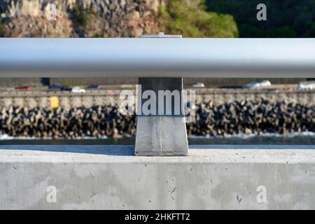 Frankreich, Réunion Island (französisches Überseedepartement), La Possession, die Neue Küstenstraße (Nouvelle Route du Littoral - NRL), 5,4 km langes Seeviadukt zwischen der Hauptstadt Saint-Denis und dem wichtigsten Handelshafen im Westen, die Sicherheitsbarriere auf der Landseite Stockfoto