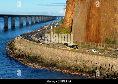 Frankreich, Réunion Island (französisches Überseedepartement), La Possession, die alte Nationalstraße, die noch immer von Steinschlag bedroht ist, rechts und die Neue Küstenstraße links (Nouvelle Route du Littoral - NRL), 5,4 km langes Seeviadukt zwischen der Hauptstadt Saint-Denis und dem wichtigsten Handelshafen im Westen Stockfoto