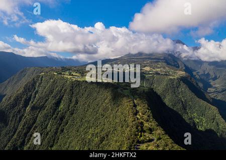 Frankreich, Insel Réunion (französisches Überseedepartement), Saint Joseph, Grand-Coude unter dem Vulkan Piton de la Fournaise, Hochebene zwischen dem Rivière des Remparts im Westen (links) und dem Langevin-Fluss im Osten (rechts) (Luftaufnahme) Stockfoto