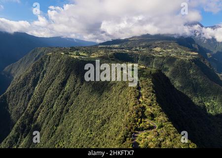 Frankreich, Insel Réunion (französisches Überseedepartement), Saint Joseph, Grand-Coude unter dem Vulkan Piton de la Fournaise, Hochebene zwischen dem Rivière des Remparts im Westen (links) und dem Langevin-Fluss im Osten (rechts) (Luftaufnahme) Stockfoto